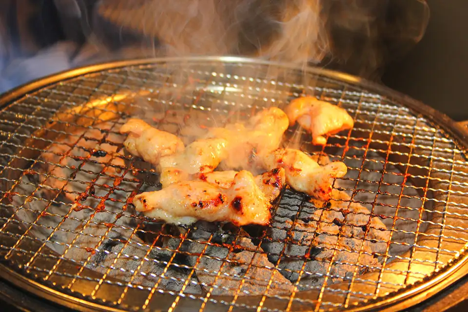 イチオシ・話題のメニュー - 炭火で焼いたホルモンの歯ごたえや香ばしさを堪能